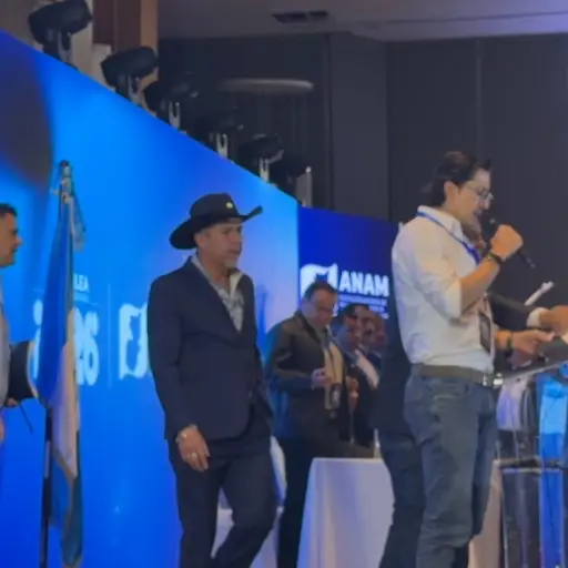 En otro momento tenso, Arredondo arrebató el documento de resultados al maestro de ceremonias. ,Captura de pantalla. 