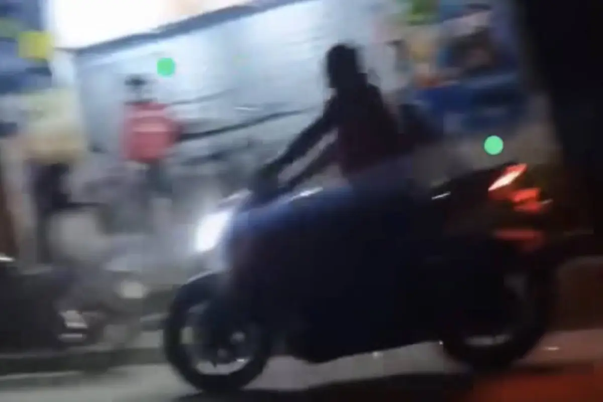 Motorista sufre brutal caída en zona 25., Captura de pantalla video de X.