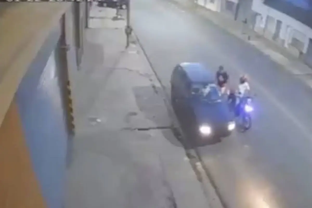 Conductor enfrenta a motoladrones., Captura de pantalla video de X.