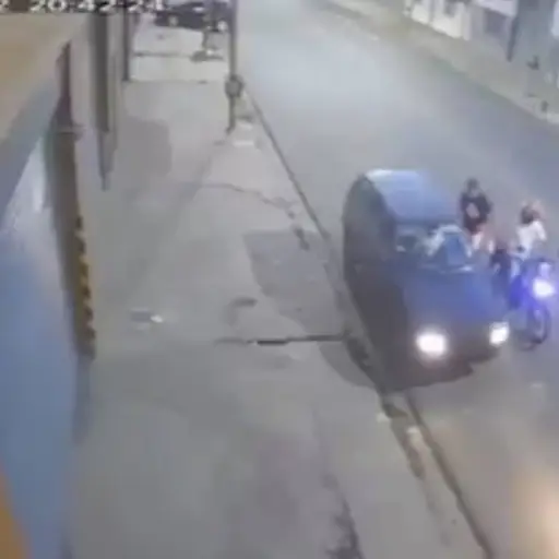 Conductor enfrenta a motoladrones. ,Captura de pantalla video de X.