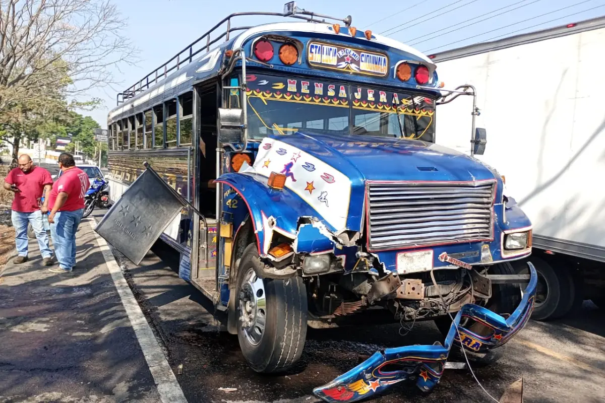 En el hecho se vieron involucrados dos buses y un vehículo., Bomberos Voluntarios