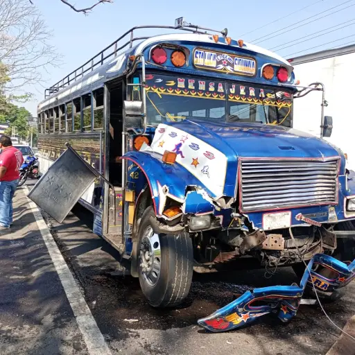 En el hecho se vieron involucrados dos buses y un vehículo. ,Bomberos Voluntarios