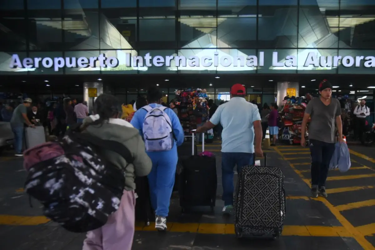 Viajeros se movilizan en las afueras del Aeropuerto Internacional La Aurora, en Ciudad de Guatemala, el lunes 26 de enero de 2026., Omar Solís/Emisoras Unidas