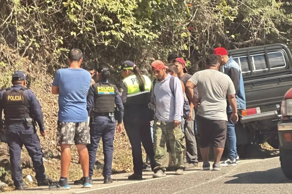 Colisión entre vehículo del Ejército y tráiler., Captura de pantalla video de X.