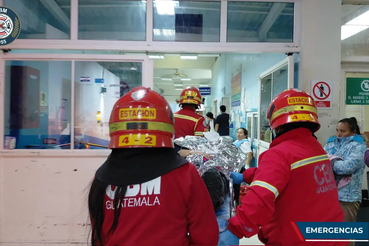 El conductor herido tras el ataque en Mixco fue ingresado al hospital Roosevelt., Bomberos Municipales