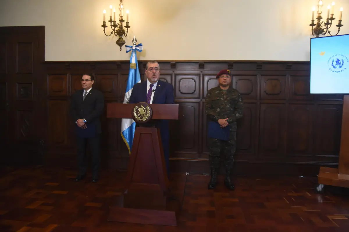El presidente Bernardo Arévalo junto con los ministros de Defensa, Henry Sáenz; y de Gobernación, Marco Villeda, en una conferencia el martes 27 de enero de 2026., Omar Solís/Emisoras Unidas