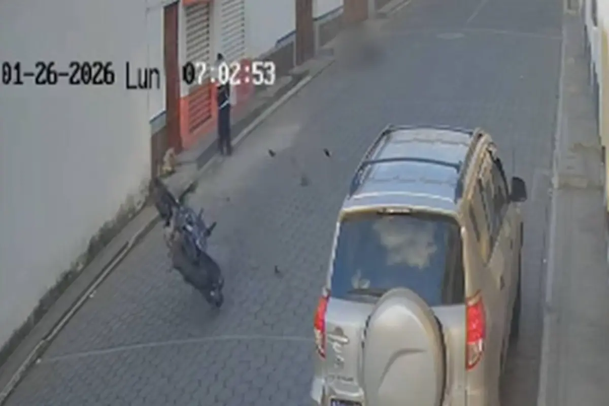 ámara capta accidente mortal de motorista en La Esperanza, Quetzaltenango., Captura de pantalla video de X.