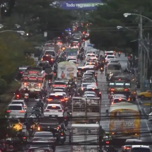 Carga vehicular sobre calzada Roosevelt. ,Foto Omar Solís