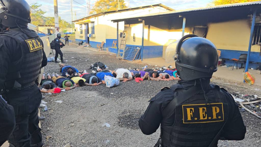 Decomisan dos pistolas y otros ilícitos tras requisa en la cárcel Renovación 1 | PNC de Guatemala.