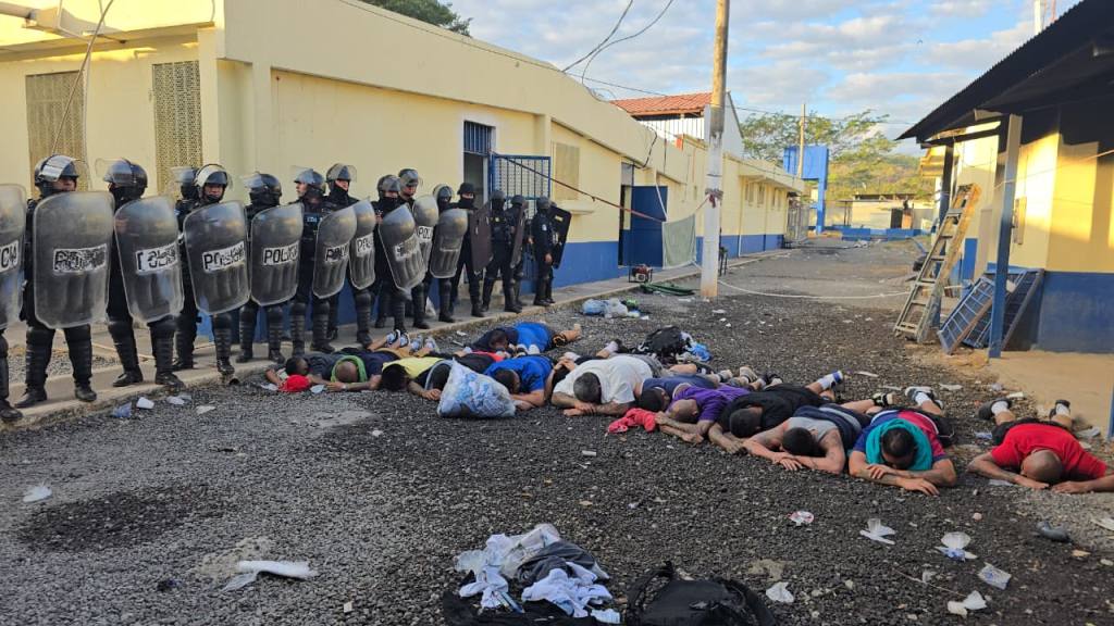 Decomisan dos pistolas y otros ilícitos tras requisa en la cárcel Renovación 1 | PNC de Guatemala.