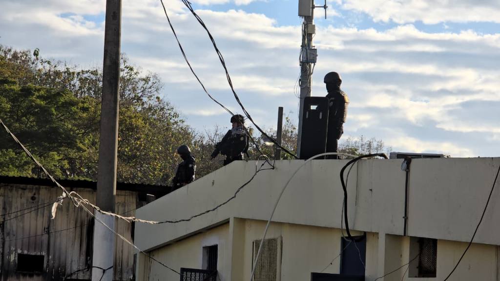 Decomisan dos pistolas y otros ilícitos tras requisa en la cárcel Renovación 1 | PNC de Guatemala.