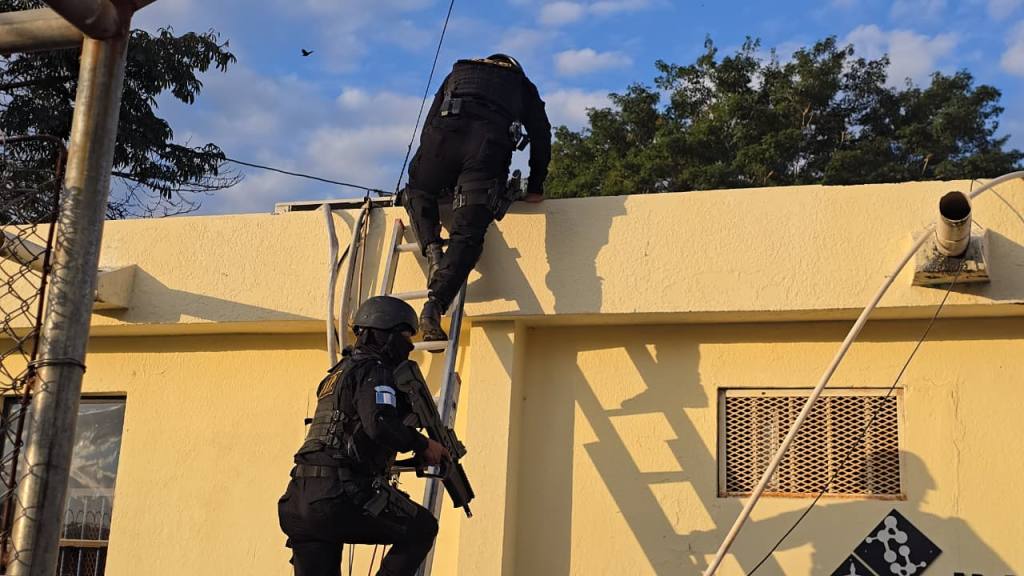 Decomisan dos pistolas y otros ilícitos tras requisa en la cárcel Renovación 1 | PNC de Guatemala.