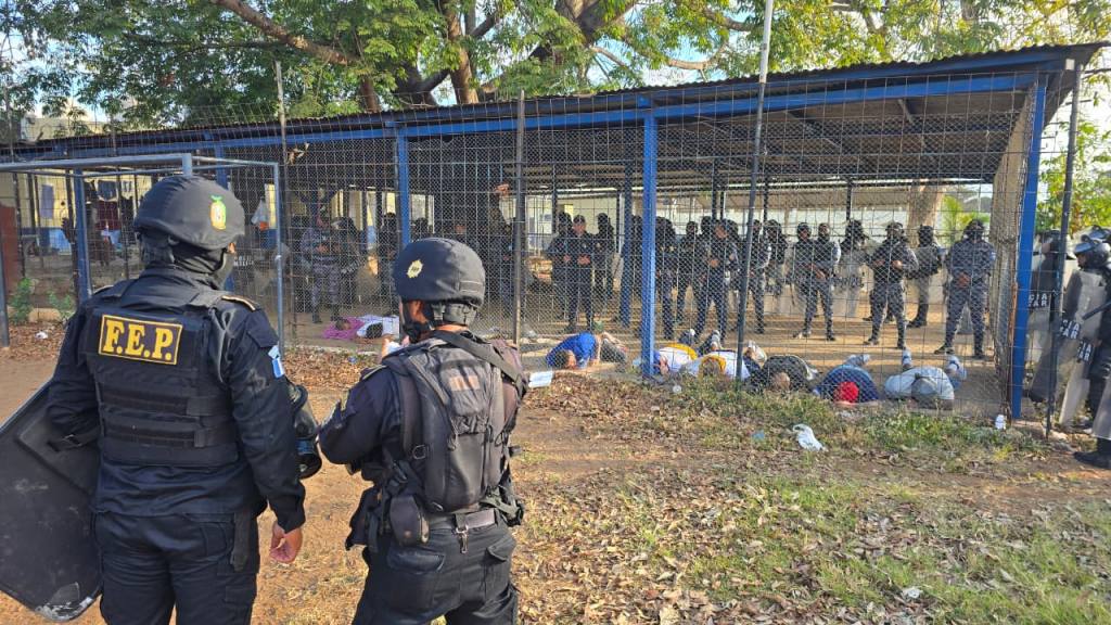 Decomisan dos pistolas y otros ilícitos tras requisa en la cárcel Renovación 1 | PNC de Guatemala.