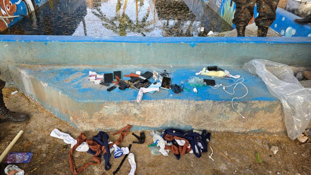 Decomisan dos pistolas y otros ilícitos tras requisa en la cárcel Renovación 1 | PNC de Guatemala.