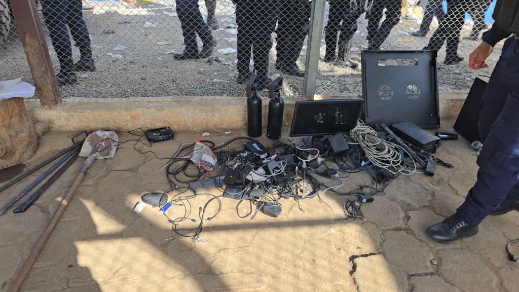 Decomisan dos pistolas y otros ilícitos tras requisa en la cárcel Renovación 1 | PNC de Guatemala.