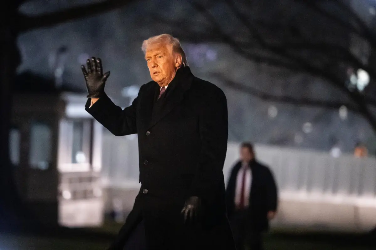 El presidente de Estados Unidos, Donald Trump, camina por el jardín sur de la Casa Blanca tras desembarcar del Marine One en Washington, D, C