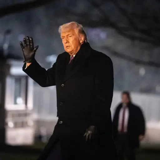 El presidente de Estados Unidos, Donald Trump, camina por el jardín sur de la Casa Blanca tras desembarcar del Marine One en Washington, D ,C