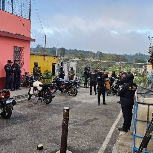 Durante el operativo. la PNC realiza registros ciudadanos. ,PNC de Guatemala.