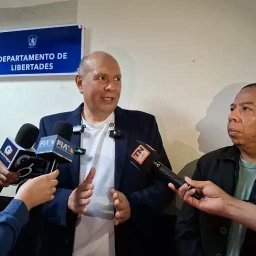 El diputado Orlando Blanco, primero de izquierda a derecha, ofreció detalles a la prensa. ,Alex Meoño 