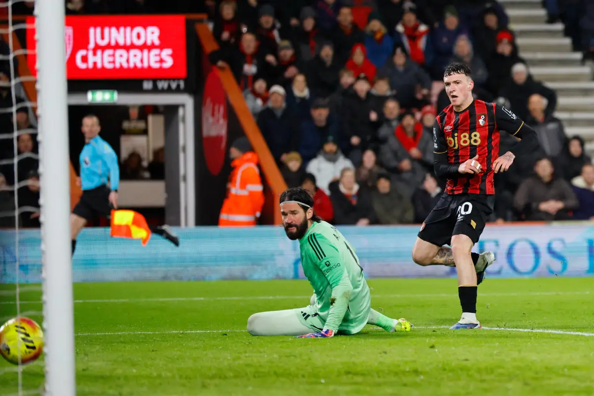 El jugador Alex Jimenez, del Bournemouth (d), logra el 2-0 durante el partido de la Premier League.