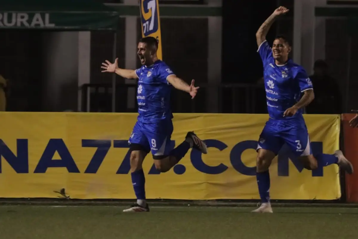 Uri Amaral de Cobán Imperial celebra doblete ante Comunicaciones 