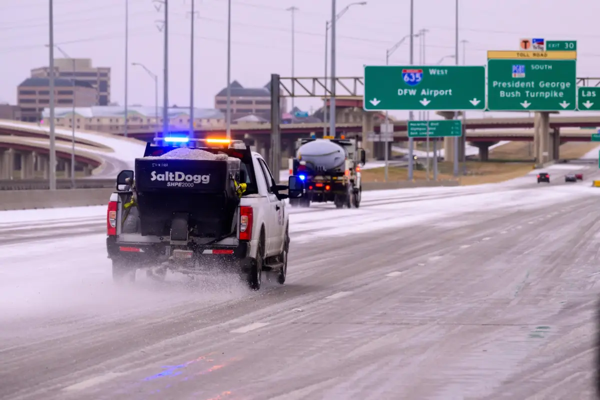 Un camión del Departamento de Transporte de Texas aplica una mezcla de salmuera y arena en vías clave durante una tormenta invernal en Dallas, Texas, EE, UU