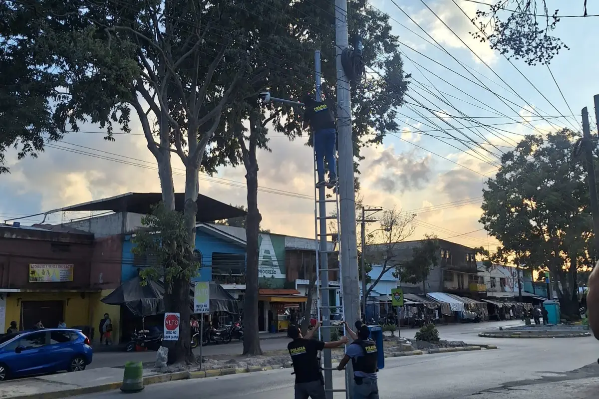 Durante los procedimientos en zona 18, la PNC ubicó cámaras de videovigilancia que se instalaron de manera clandestina., PNC de Guatemala.