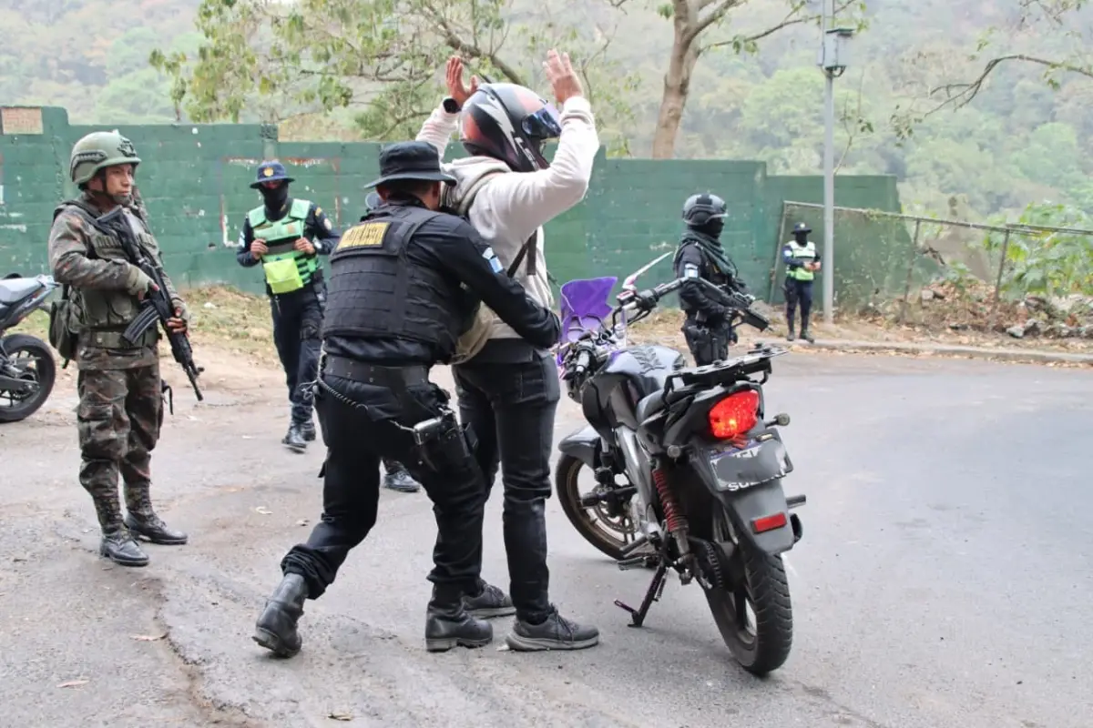 Durante el procedimiento, la PNC realiza registros ciudadanos y solicitud de solvencias., PNC de Guatemala.