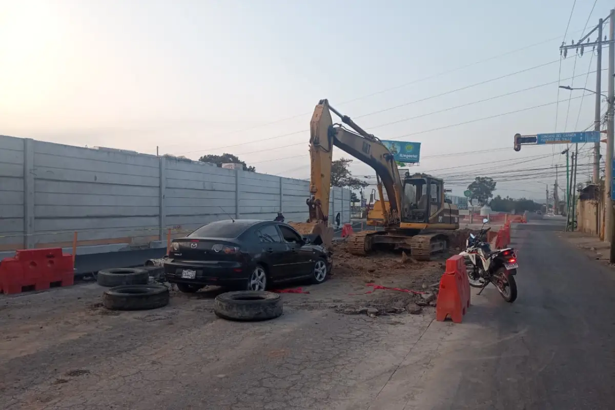 El carro quedó abandonado en el lugar con serios daños., PMT de Villa Nueva.