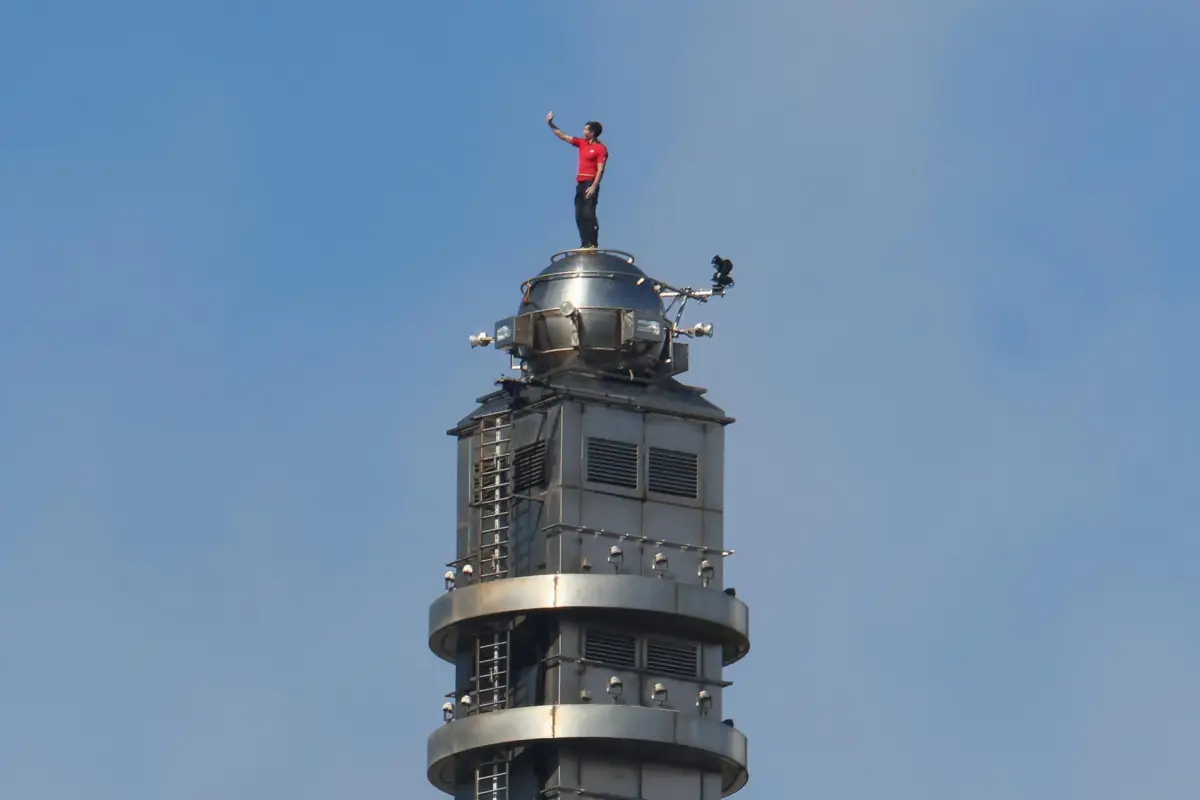 Alex Honnold hace historia al escalar con éxito el Taipei 101 - EFE