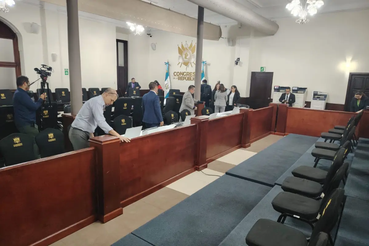 La mesa de recepción de expedientes de aspirantes a magistrados del TSE se ubica en El Congreso de la República., Guatemala Visible.