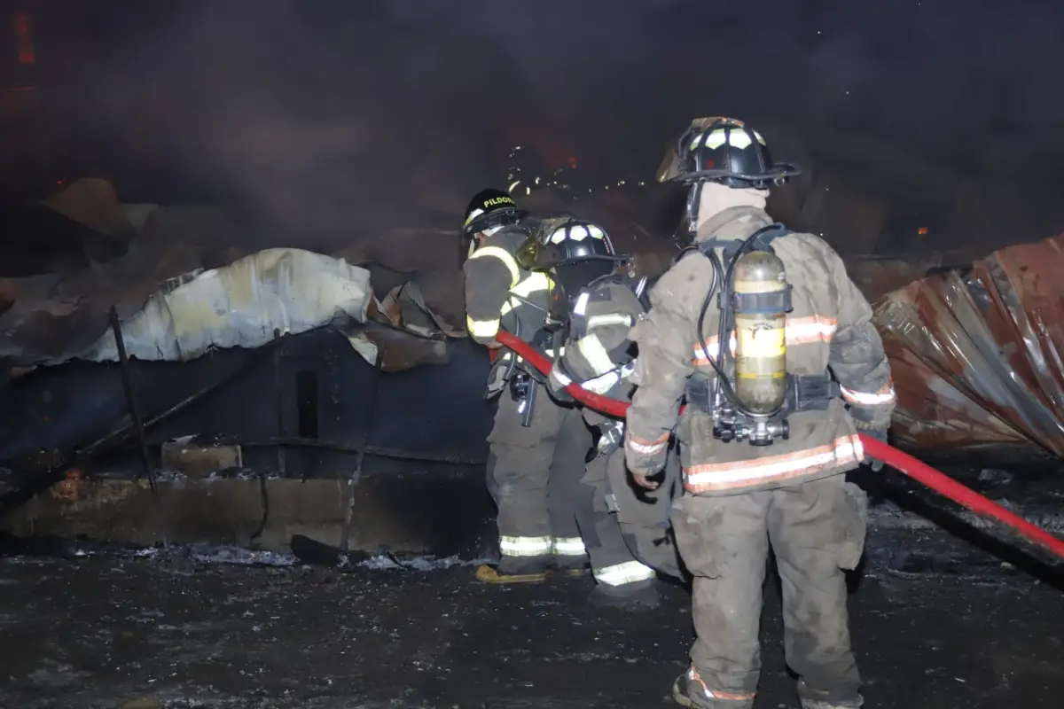 Los cuerpos de socorro fueron alertados por vecinos alarmados por las columnas de humo., Bomberos Voluntarios.