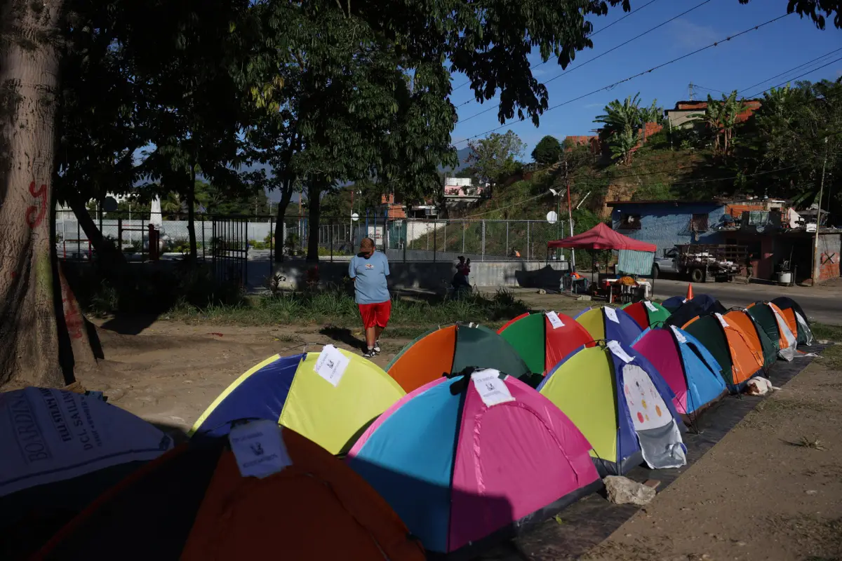 Fotografía del 22 de enero de 2026 que muestra carpas de familiares de presos políticos frente al centro penitenciario Rodeo I, en Zamora, estado de Miranda (Venezuela),  EFE/ Miguel Gutiérrez
