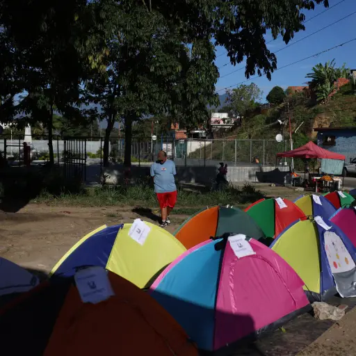 Fotografía del 22 de enero de 2026 que muestra carpas de familiares de presos políticos frente al centro penitenciario Rodeo I, en Zamora, estado de Miranda (Venezuela) , EFE/ Miguel Gutiérrez