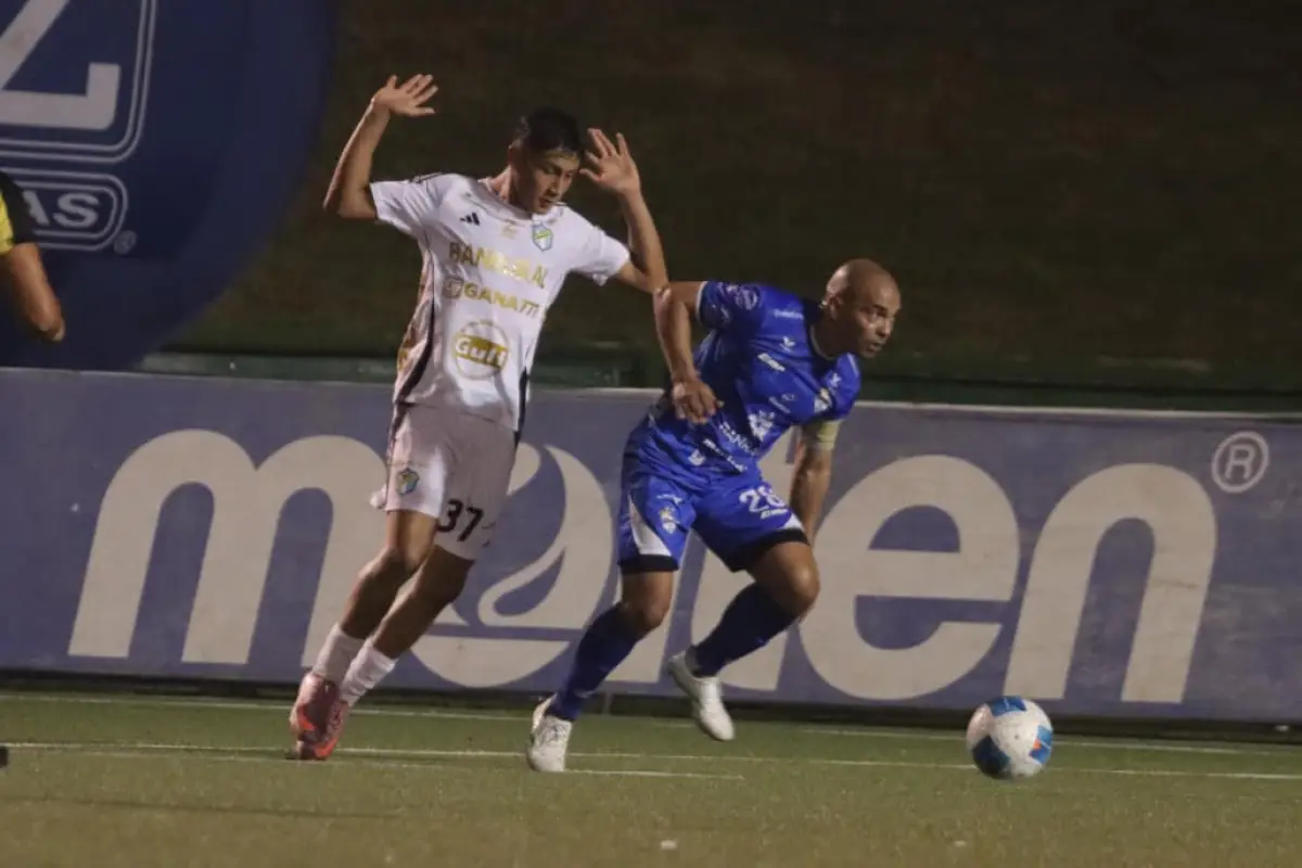 Janderson Pereira en una acción anoche ante David Prada