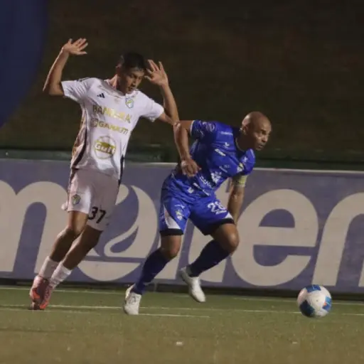 Janderson Pereira en una acción anoche ante David Prada 