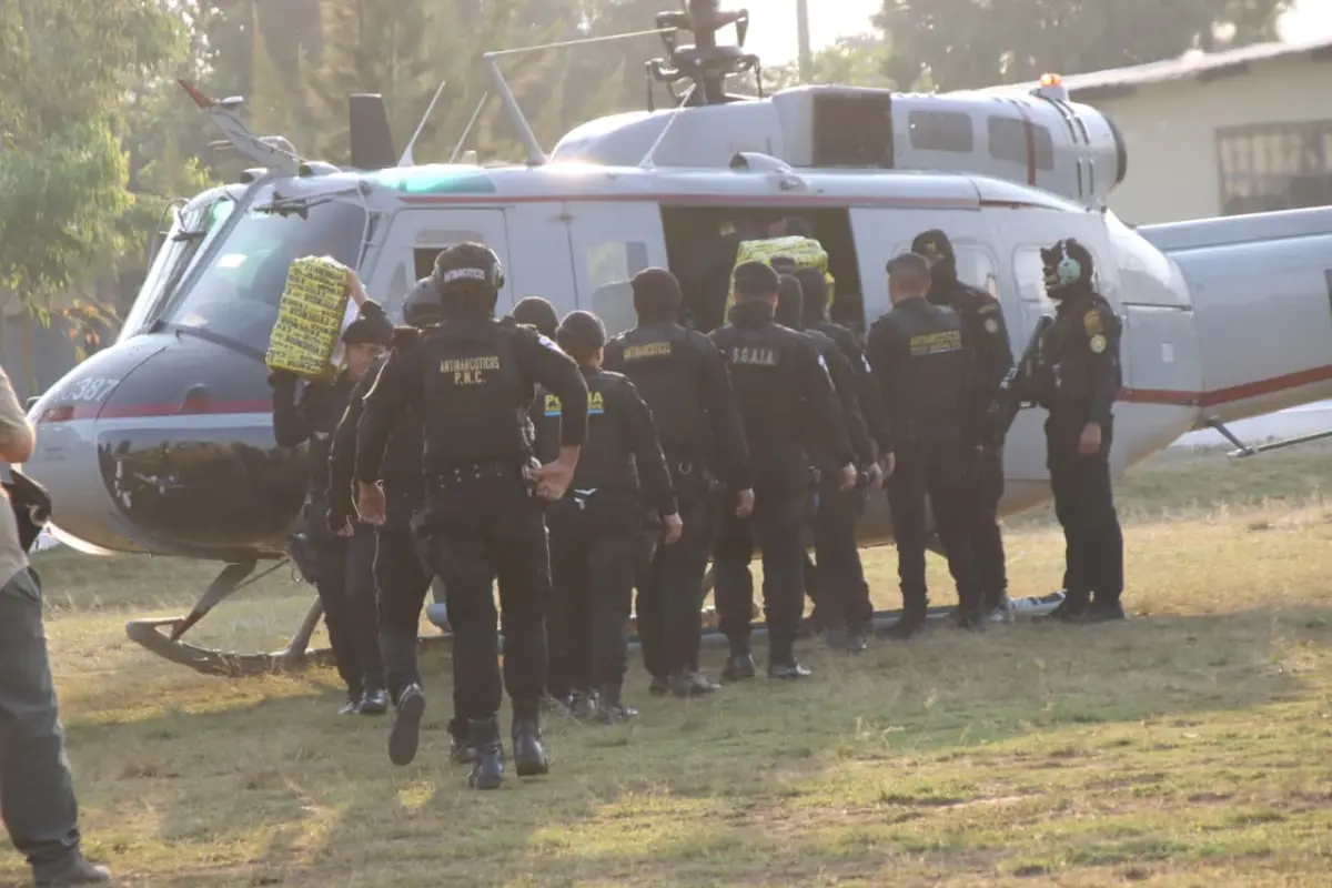 Los paquetes fueron trasladados desde Puerto Quetzal, Escuintla, donde fueron ubicados., PNC de Guatemala.