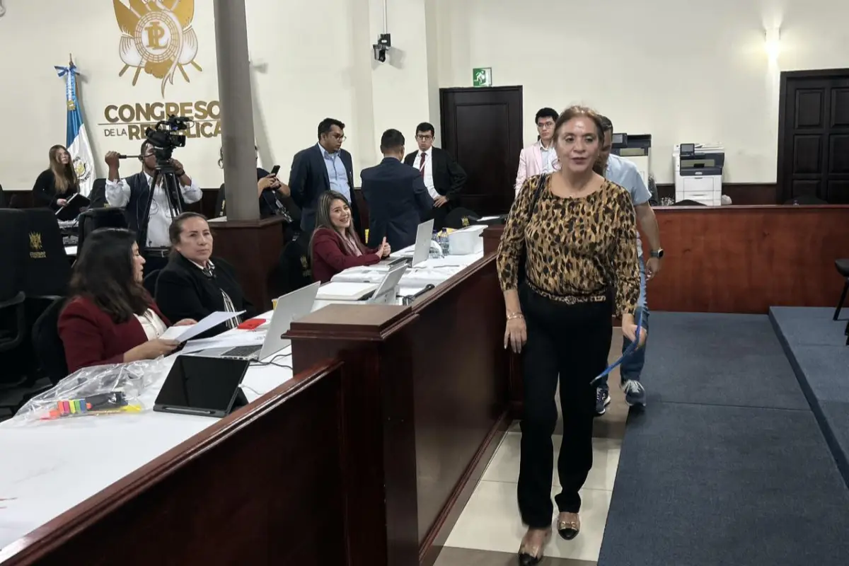 Ingrid Lisseth Soto Carcuz, de pie, fue la primera profesional que llevó su expediente a la mesa de recepción., Alex Meoño