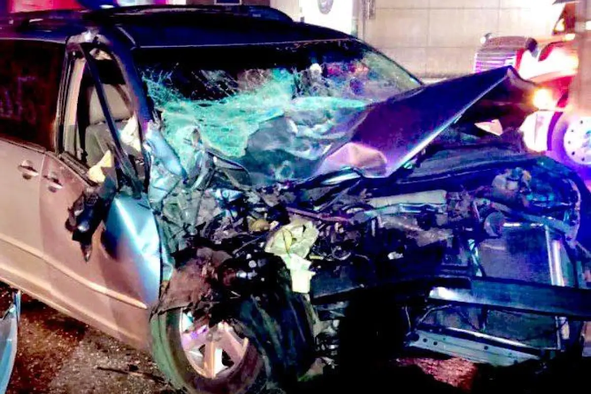 Uno de los vehículos involucrados en el accidente en la avenida Petapa, zona 12 capitalina., PMT capitalina/Montejo