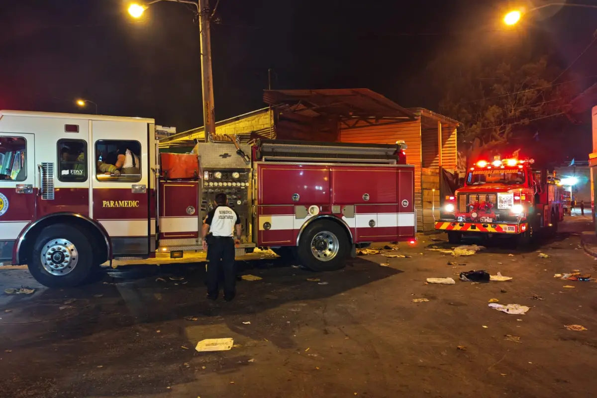 Los cuerpos de socorro lograron controlar el incendio en el basurero del mercado La Terminal., Bomberos Voluntarios