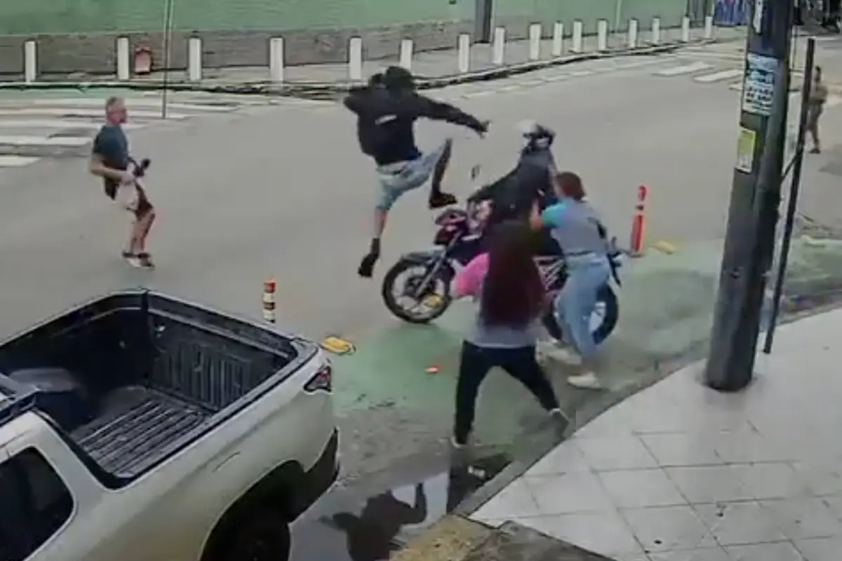 Ladrón recibe una patada voladora., Captura de pantalla video de X.