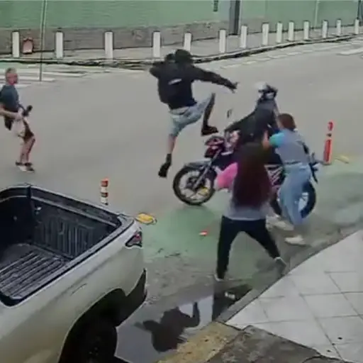 Ladrón recibe una patada voladora. ,Captura de pantalla video de X.