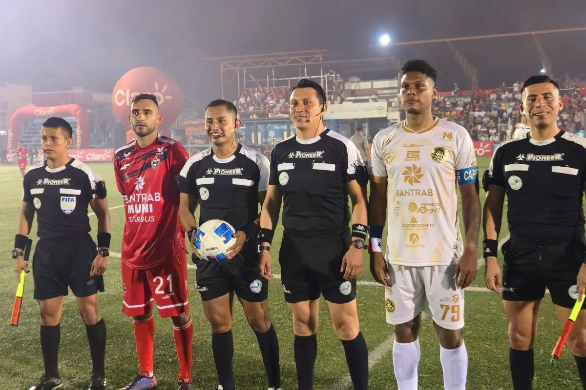 Steb Morales es objeto de críticas por su arbitraje