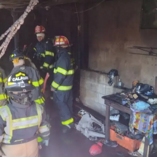 Dos menores resultaron con quemaduras tras un incendio en una vivienda en San Juan Alotenango. ,Bomberos Municipales Departamentales