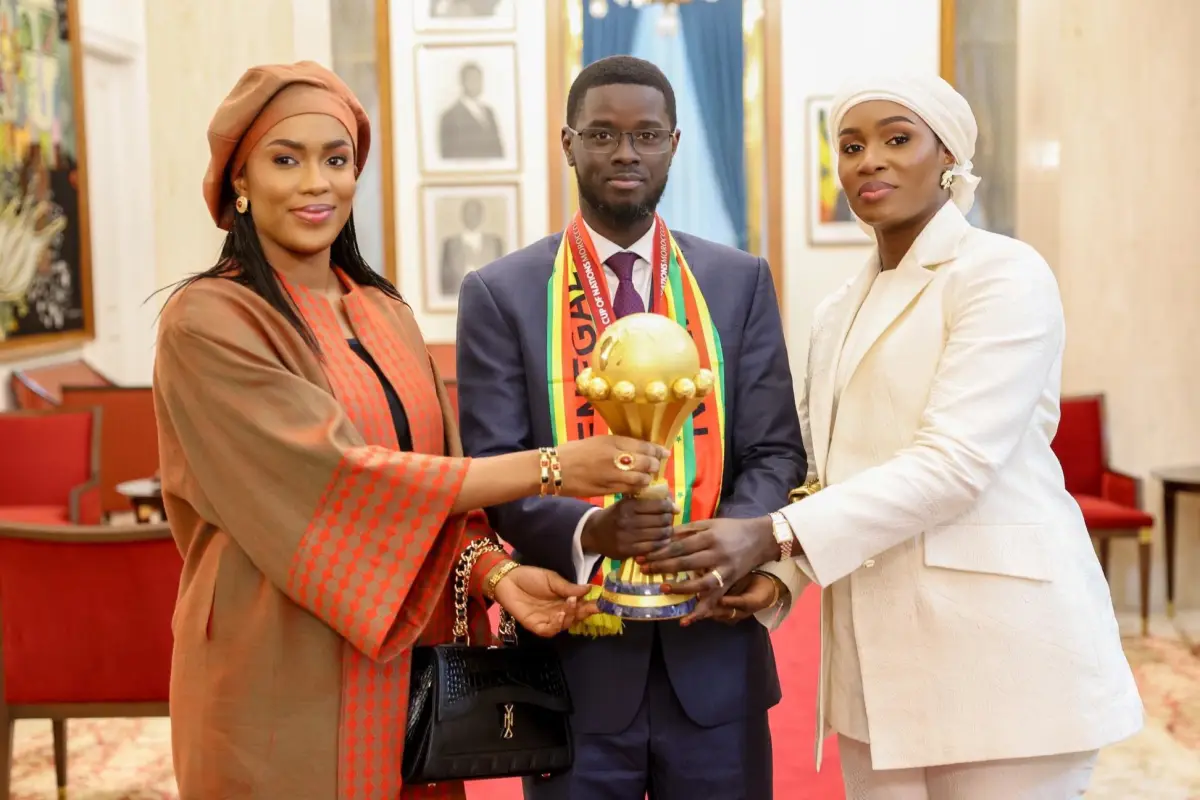 Marie Khone Faye y Absa Faye, esposas del presidente de Senegal, Bassirou Diomaye Faye