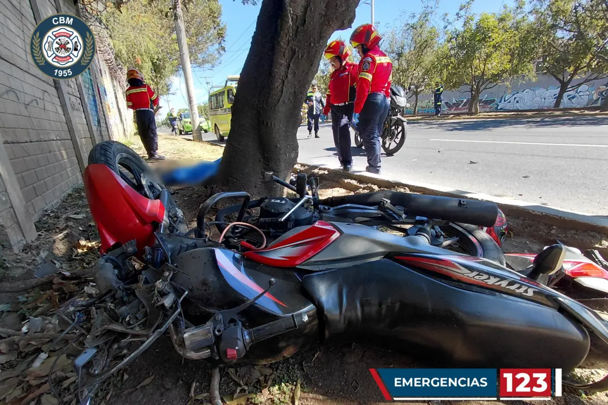 El motorista impactó contra un árbol en la zona 12., Bomberos Municipales