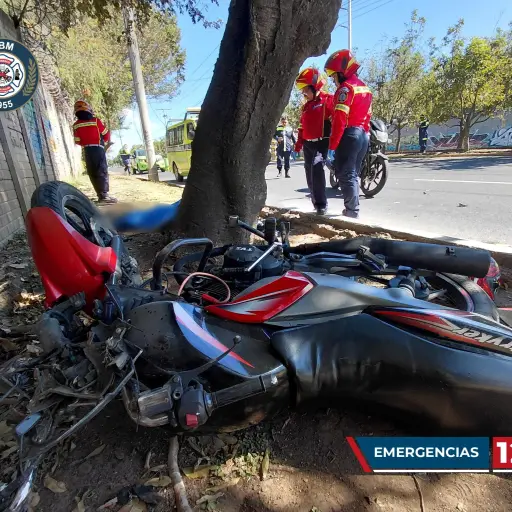 El motorista impactó contra un árbol en la zona 12. ,Bomberos Municipales