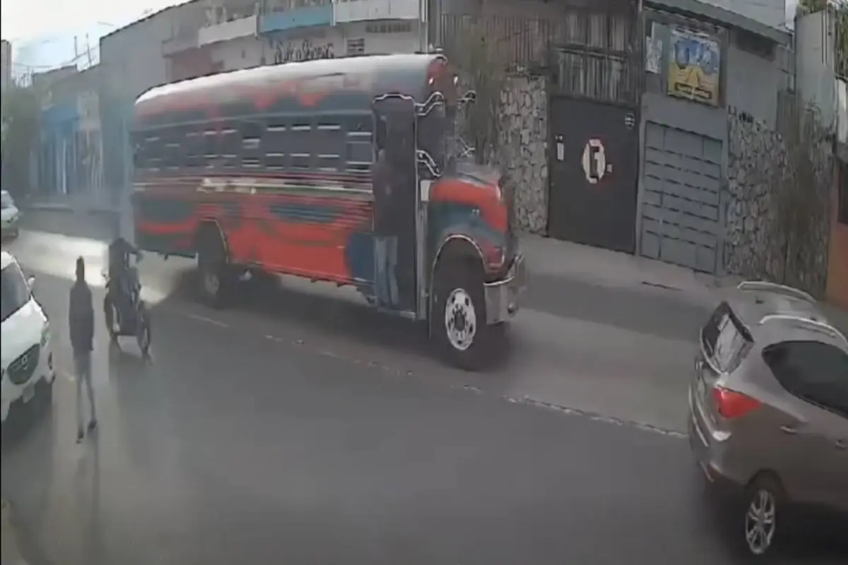 Robo de insignias a vehículos estacionados., Captura de pantalla video de Facebook.