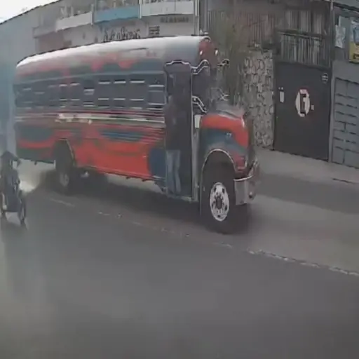 Robo de insignias a vehículos estacionados. ,Captura de pantalla video de Facebook.