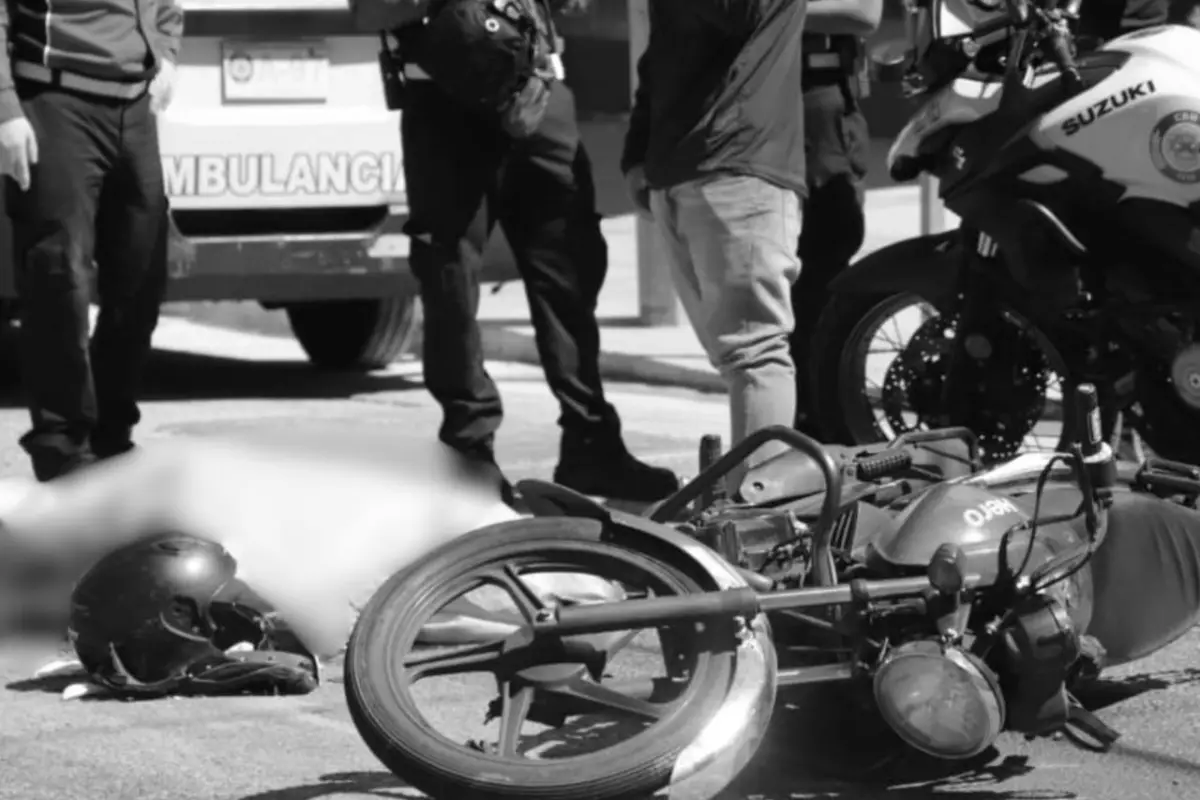 Fatal accidente de motociclista en zona 10., Bomberos Municipales.